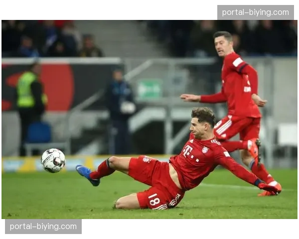 拜仁慕尼黑延续高位压迫与边路渗透战术，霍芬海姆面临考验