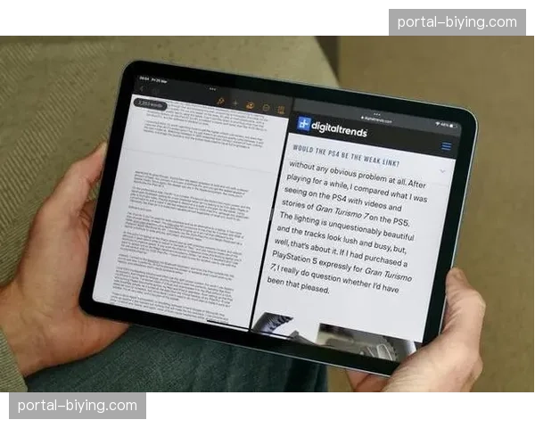 镜头捕捉：场边助理教练用平板电脑实时分析传中数据